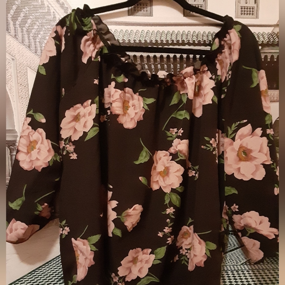 SHEIN FLORAL BLOUSE - Picture 2 of 6